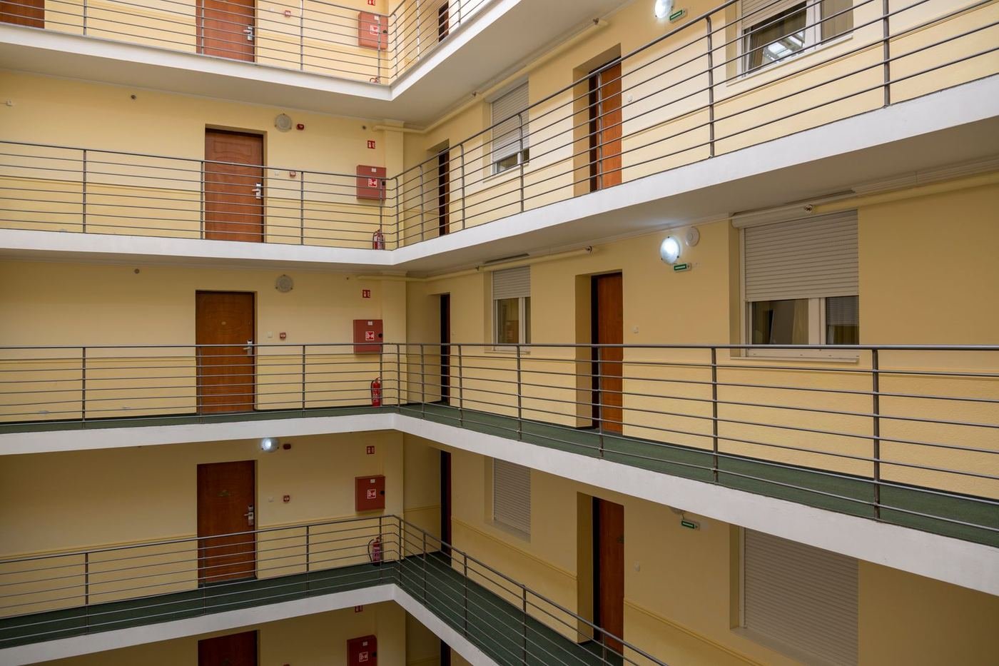 Gepflegtes Treppenhaus mit gereinigten Geländern